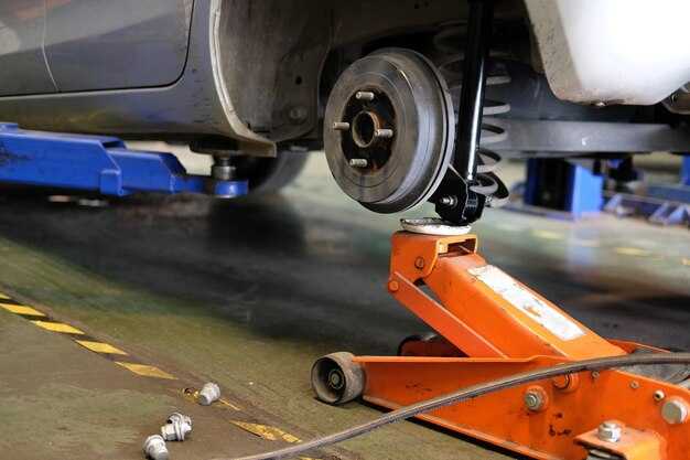 Как правильно фиксировать автомобиль на подъемнике