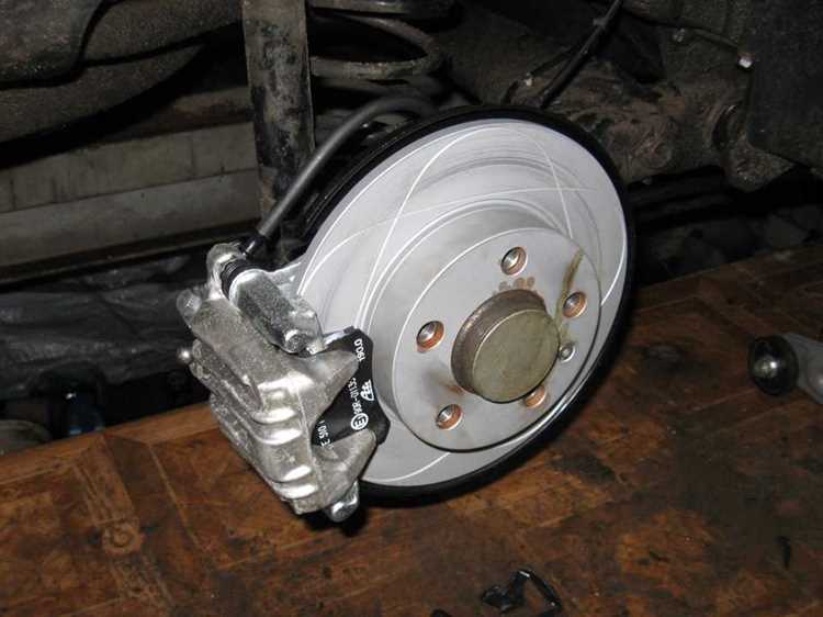 Отсоединение тормозных деталей от барабана