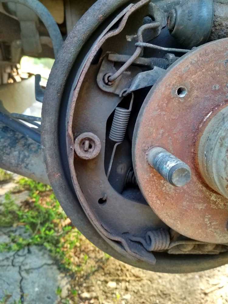 Подготовка инструментов и материалов для замены тормозных накладок